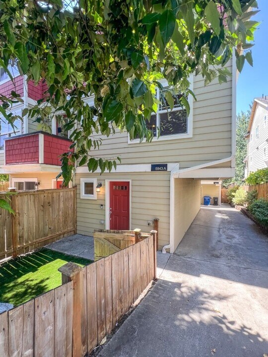 5943 36th Ave S in Seattle, WA - Building Photo
