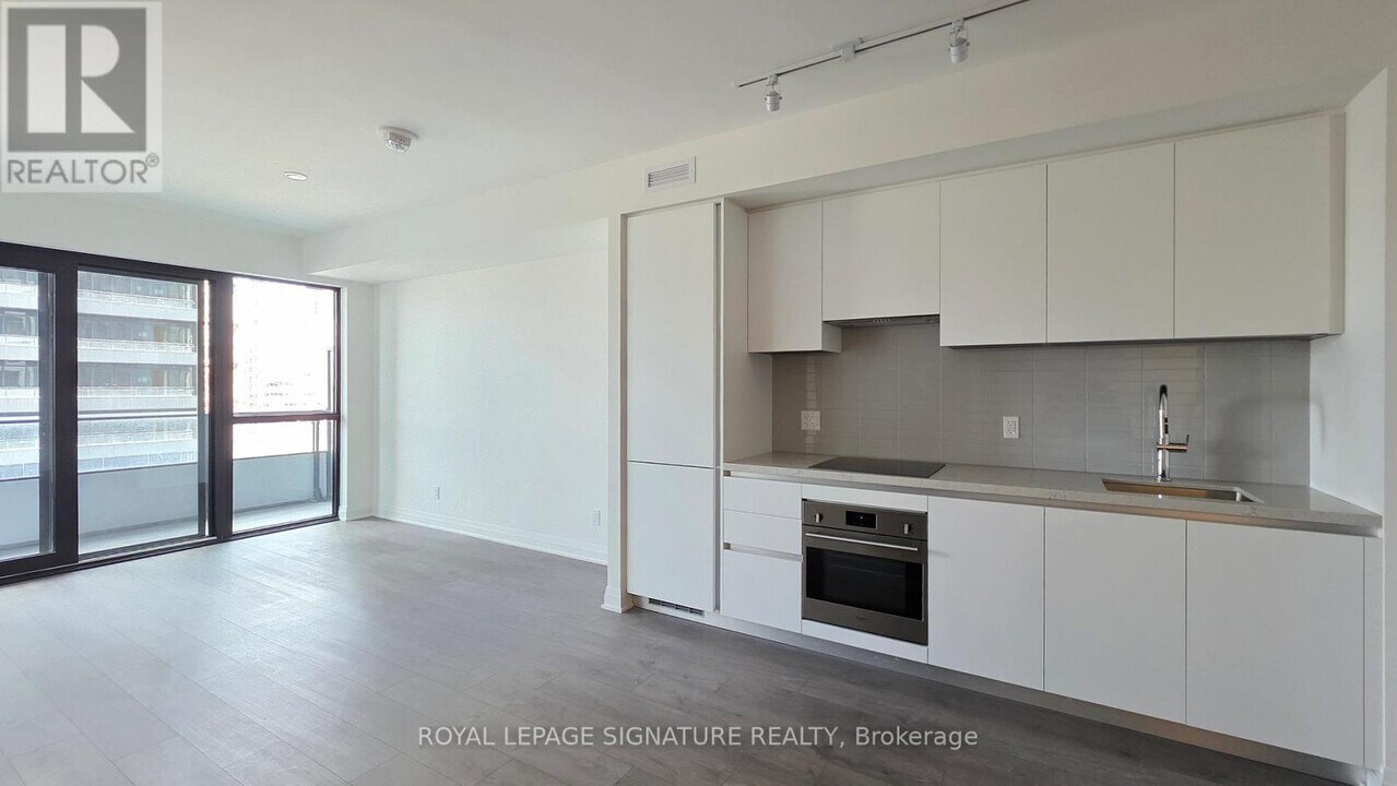 4015 The Exchange in Mississauga, ON - Building Photo