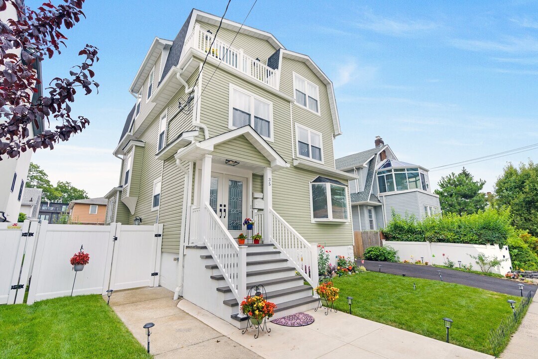 35 Washington Ave in Cliffside Park, NJ - Building Photo