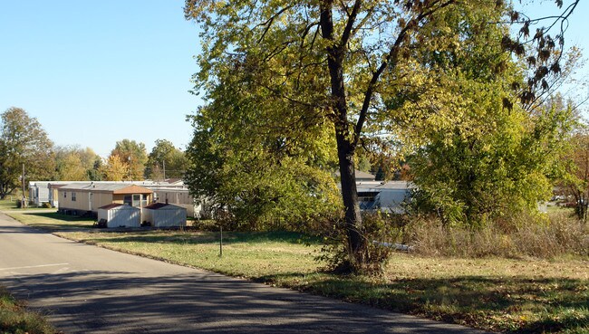 700-715 Barclay St in Belpre, OH - Foto de edificio - Building Photo