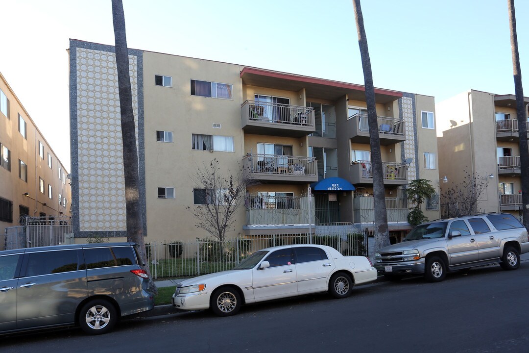 Menlo Apartments in Los Angeles, CA - Building Photo