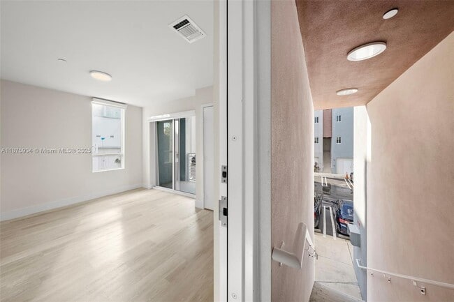 2555 NE 193rd St in Miami, FL - Foto de edificio - Building Photo