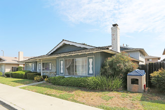 16622 Bartlett Ln in Huntington Beach, CA - Building Photo - Building Photo