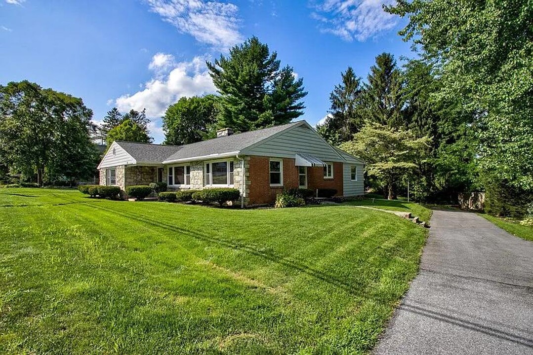 111 Valley Rd in Lancaster, PA - Building Photo
