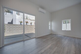 2611 Hyperion Ave in Los Angeles, CA - Building Photo - Building Photo