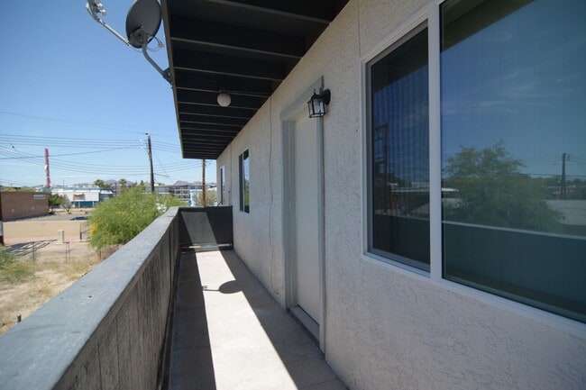 property at 933 N 7th Ave