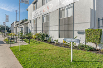 The BLVD Apartments in Tarzana, CA - Building Photo - Building Photo