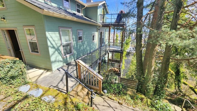 2400 SW Hoffman Ave in Portland, OR - Building Photo - Building Photo