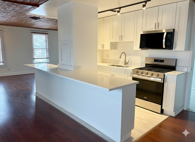 7635 W Foster Ave in Chicago, IL - Foto de edificio - Building Photo