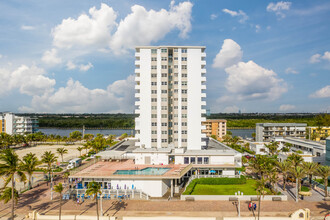 Hollywood Towers in Hollywood, FL - Building Photo - Building Photo