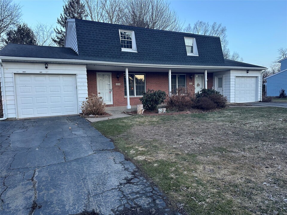 4551 W Lake Rd in Erie, PA - Building Photo