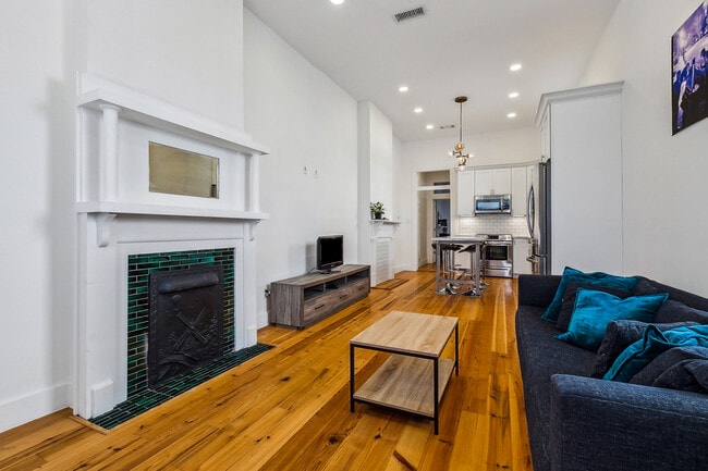 2606 Valence St, Unit 2604 Valence St. in New Orleans, LA - Building Photo - Building Photo