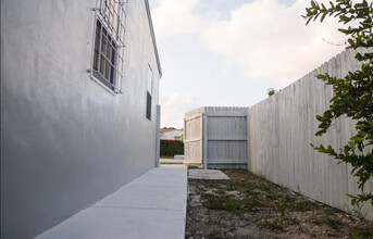 746 Locust St in West Palm Beach, FL - Building Photo - Building Photo