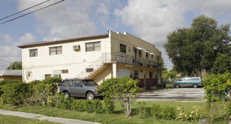 602-608 NW 1st St in Dania, FL - Building Photo