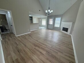 5457 Sundale Way S in Memphis, TN - Building Photo - Building Photo