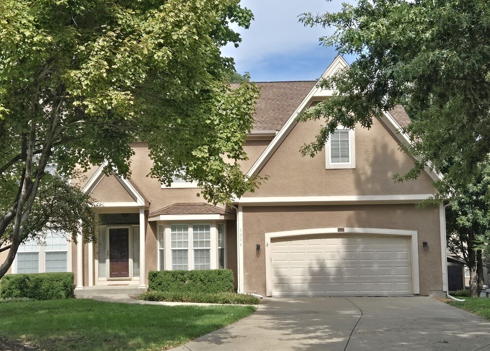 5004 W 156th St in Overland Park, KS - Building Photo