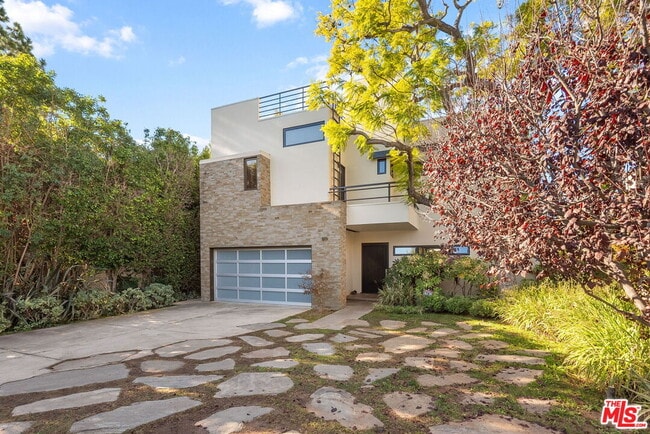 215 S Anita Ave in Los Angeles, CA - Building Photo - Building Photo