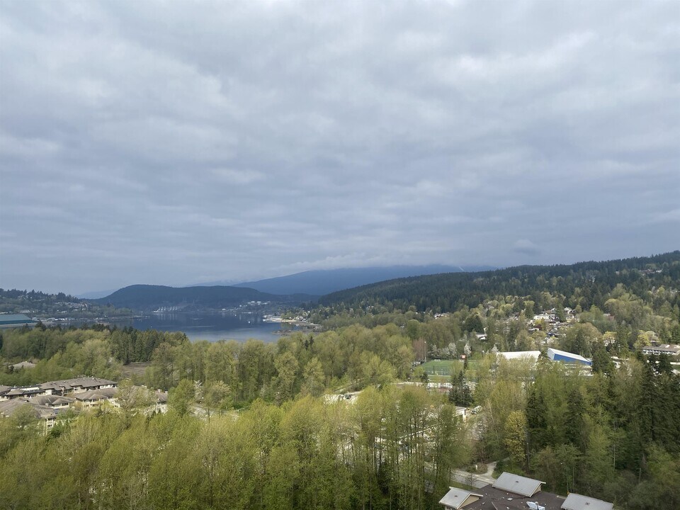 400 Capilano Rd in Port Moody, BC - Building Photo