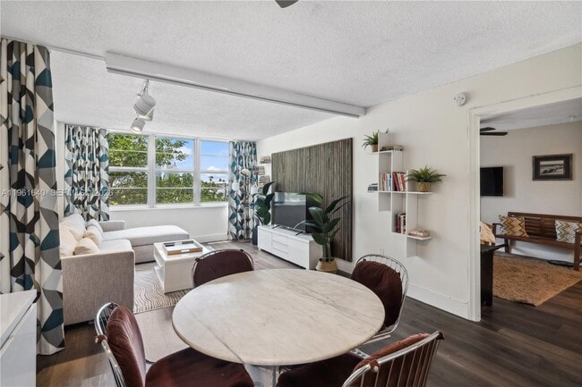 1020 Meridian Ave in Miami Beach, FL - Foto de edificio - Building Photo