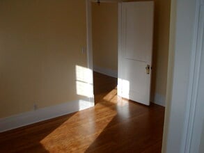 722 W Vine St, Unit 2 in Kalamazoo, MI - Building Photo - Building Photo