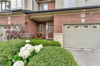 400 Stonehenge Dr in Hamilton, ON - Building Photo - Building Photo