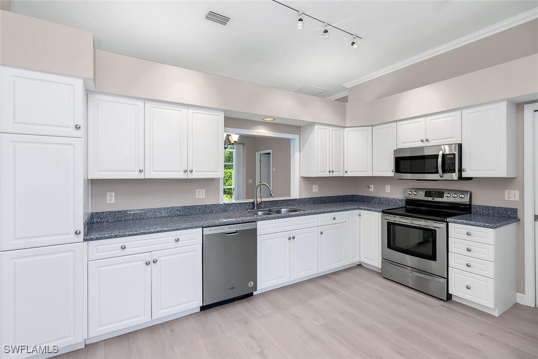 2389 Piccadilly Circus in Naples, FL - Building Photo