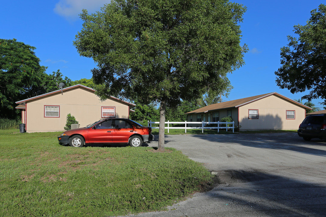 4107 42nd Way S in Lake Worth, FL - Building Photo