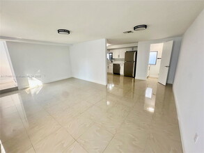 1669 SW 12th St-Unit -1 in Miami, FL - Building Photo - Building Photo