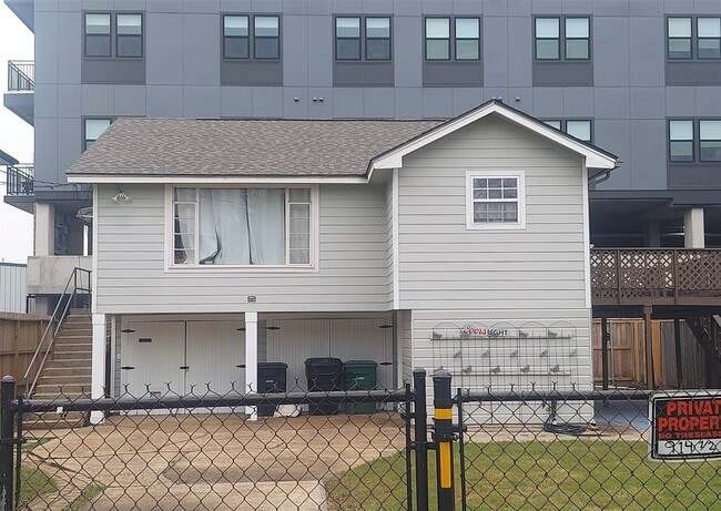 property at 914 1/2 W 21st St