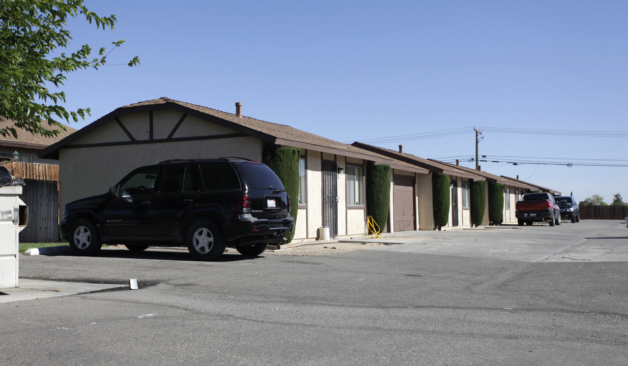 15972 Sequoia Ave in Hesperia, CA - Building Photo