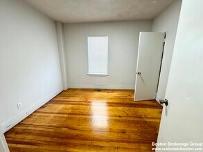 10 Pond St, Unit 1 in Boston, MA - Foto de edificio - Building Photo