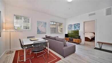 1560 Meridian Ave in Miami Beach, FL - Building Photo - Building Photo