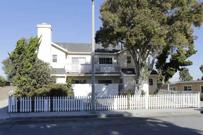 7801 Newman Ave in Huntington Beach, CA - Building Photo - Building Photo