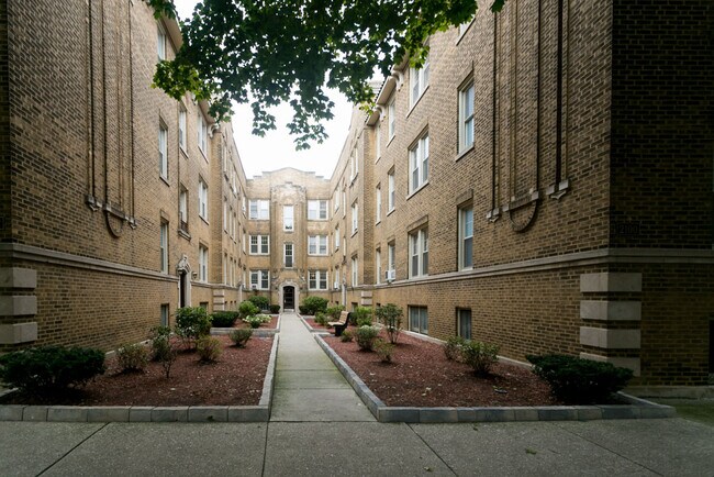 property at 2115 W Ainslie St