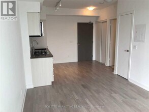 306-501 ST CLAIR Ave in Toronto, ON - Building Photo - Building Photo