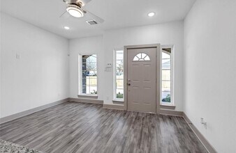 5021 Mallow St in Houston, TX - Foto de edificio - Building Photo