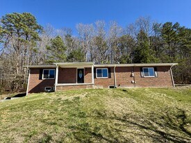 195 Ritchey Rd in Loudon, TN - Building Photo