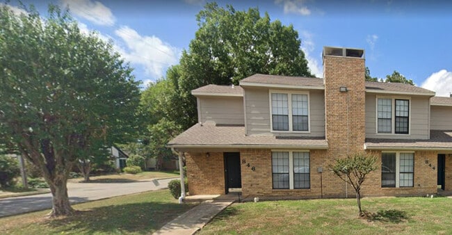 Towne Oaks Townhomes in Irving, TX - Building Photo - Building Photo