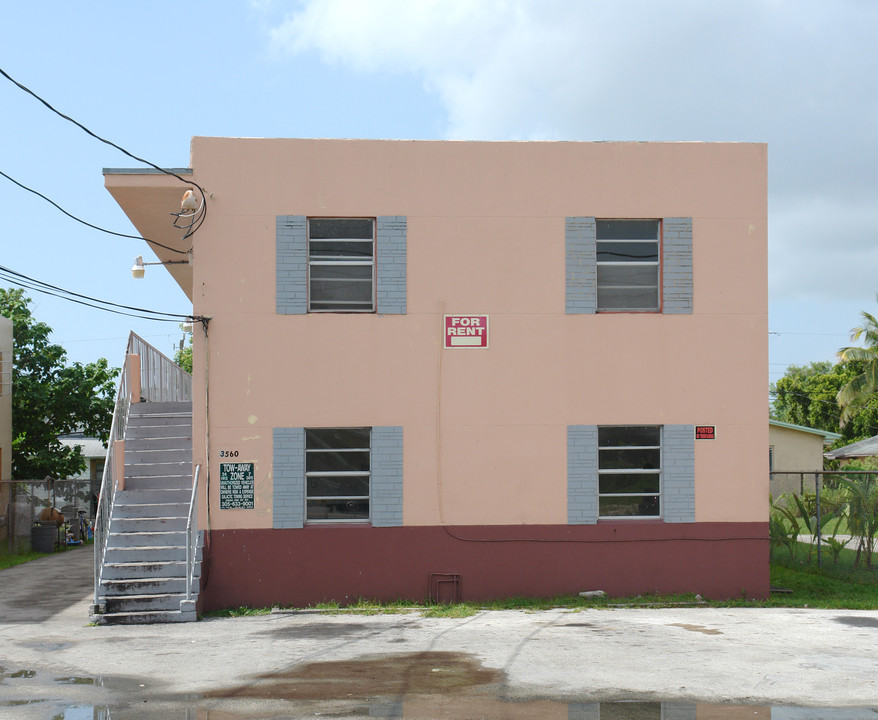 3560 Grand Ave in Miami, FL - Foto de edificio