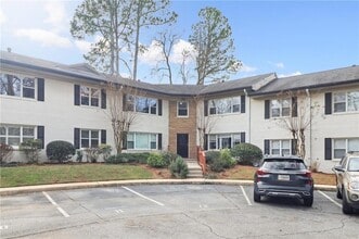 2477 N Decatur Rd, Unit B4 in Decatur, GA - Foto de edificio - Building Photo