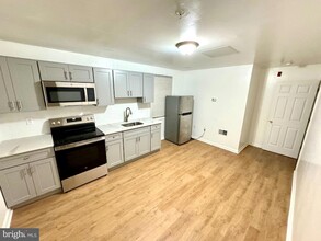 1316 Walnut St, Unit 1R in Philadelphia, PA - Building Photo - Building Photo