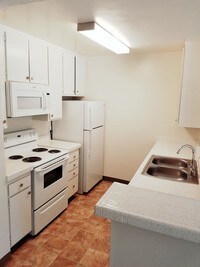 Building Photo - Bay Pointe Apartamentos in San Diego, California