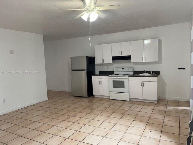 4761 NW 11th Ave, Unit rear in Miami, FL - Foto de edificio - Building Photo