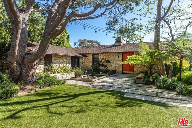 400 Toyopa Dr in Los Angeles, CA - Building Photo - Building Photo