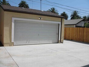 1719 W 39th Pl in Los Angeles, CA - Foto de edificio - Building Photo