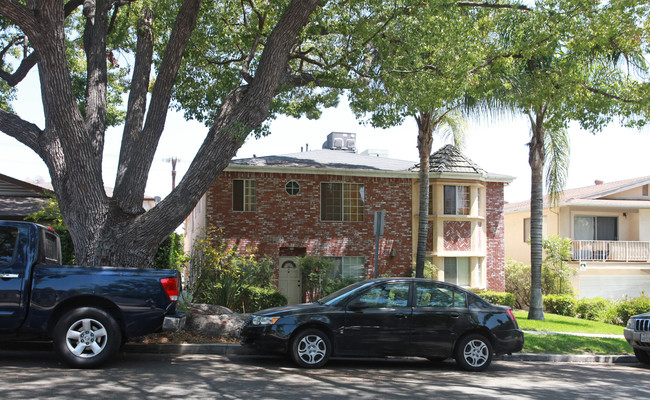 734 E Tujunga Ave in Burbank, CA - Foto de edificio - Building Photo