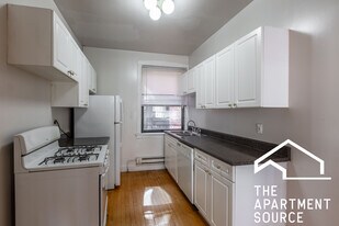 1317 Oak Ave, Unit H2 in Evanston, IL - Building Photo