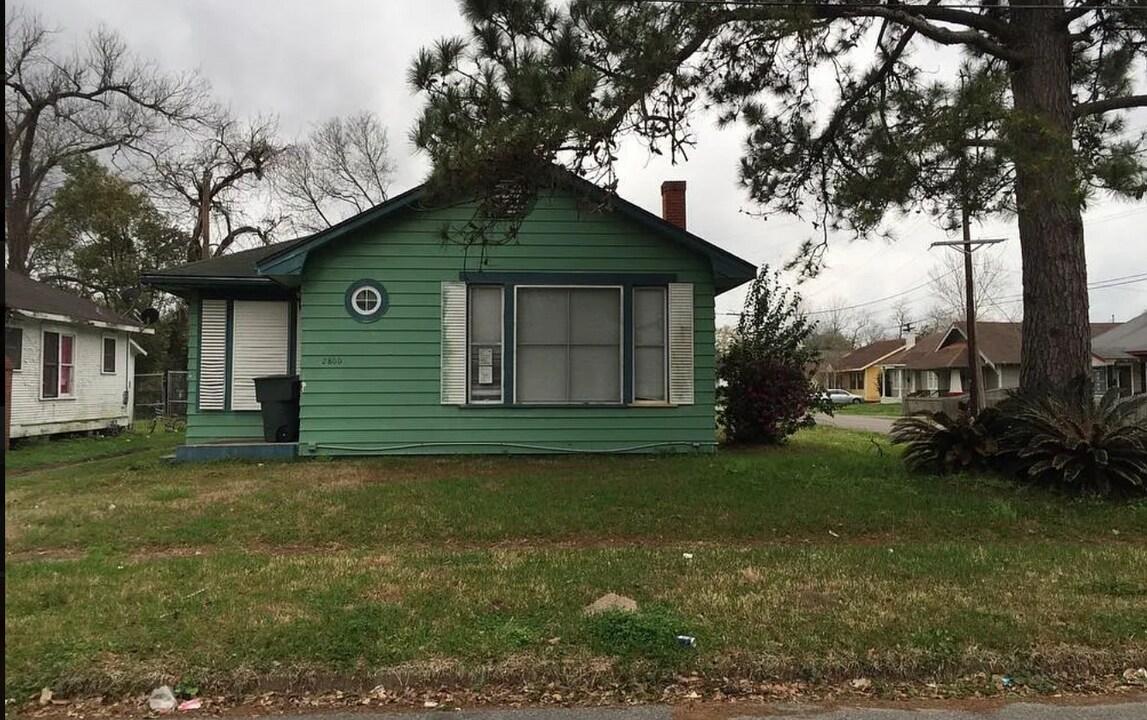 2800 Orange Ave in Beaumont, TX - Building Photo