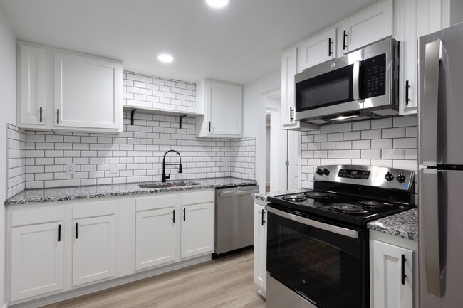 Flats at 2875 - Newly-Renovated Single-Story! in Lexington, KY - Foto de edificio - Interior Photo