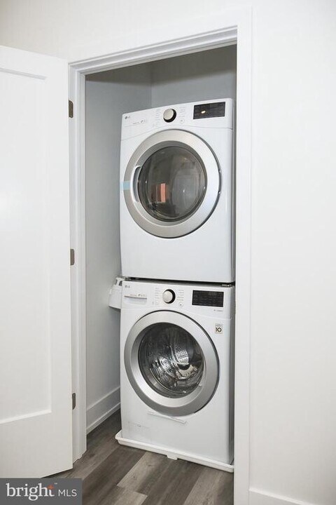 6164 Ridge Ave in Philadelphia, PA - Building Photo